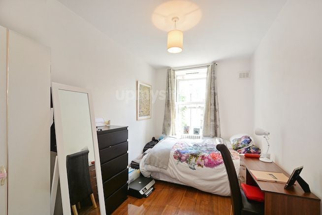 Room Cranleigh Street in Greater London