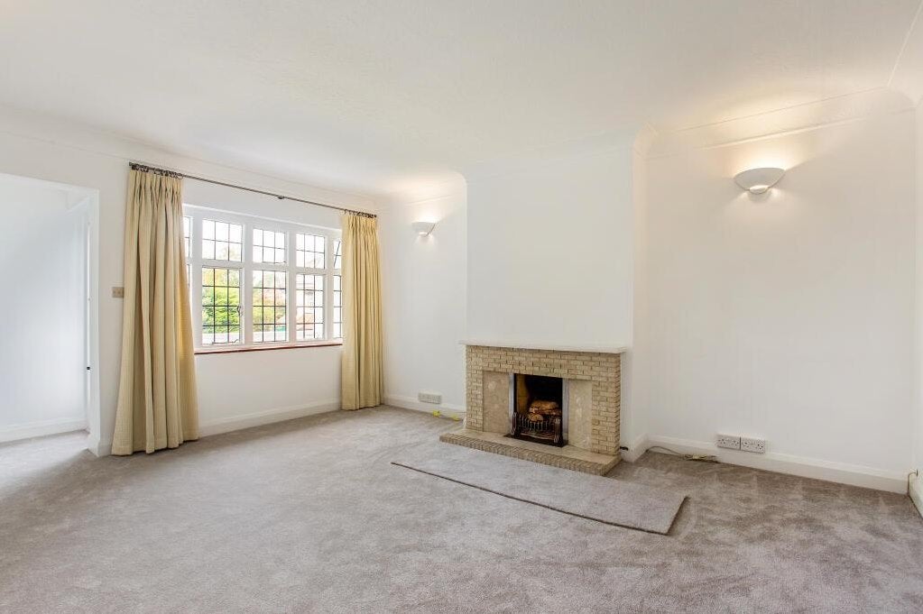 Flat Watts Road in Elmbridge