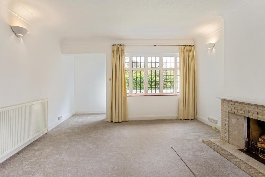 Flat Watts Road in Elmbridge