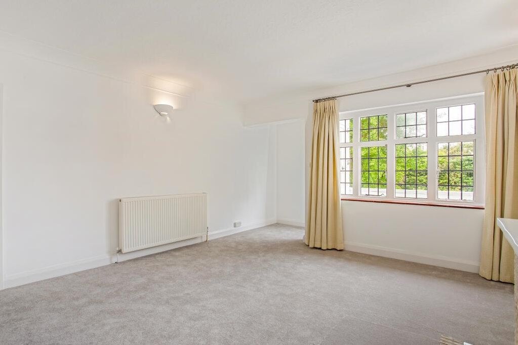 Flat Watts Road in Elmbridge
