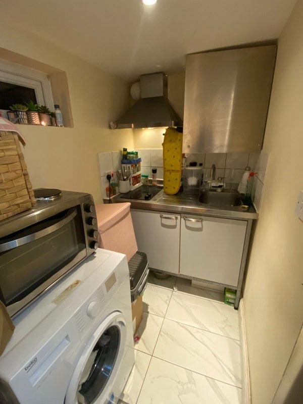 Flat Wickham Lane in Greater London