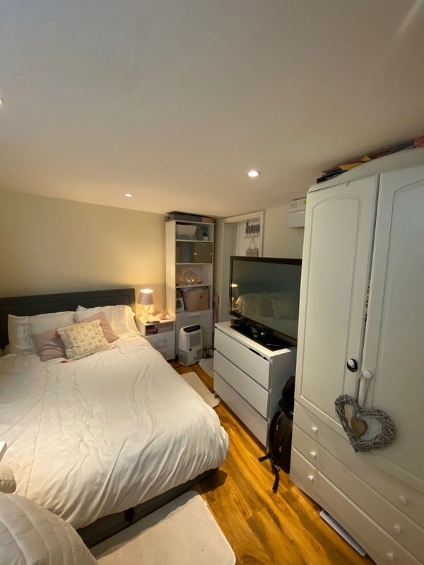 Flat Wickham Lane in Greater London