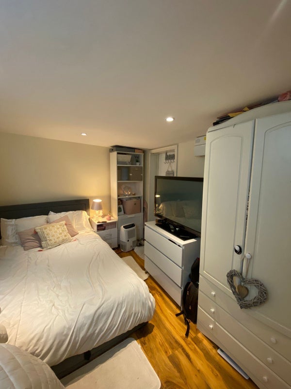Flat Wickham Lane in Greater London