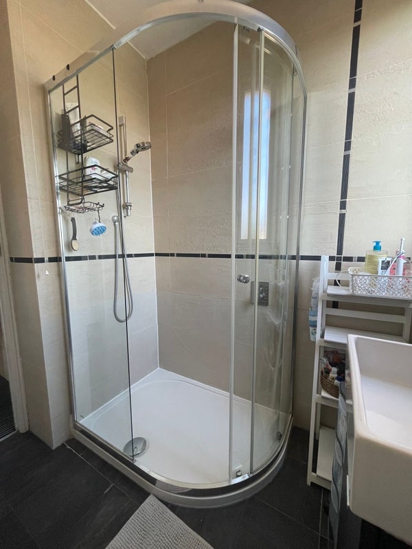 Room Camberley Avenue in Greater London