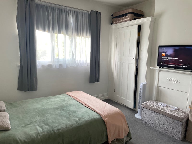 Room Camberley Avenue in Greater London