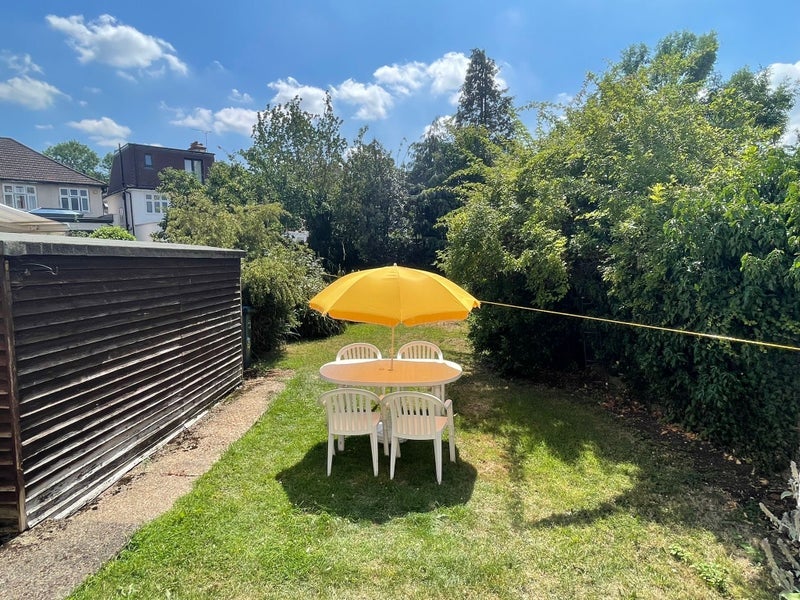 Room Camberley Avenue in Greater London
