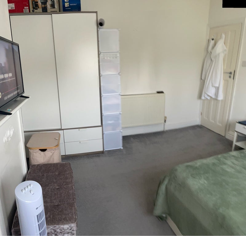 Room Camberley Avenue in Greater London