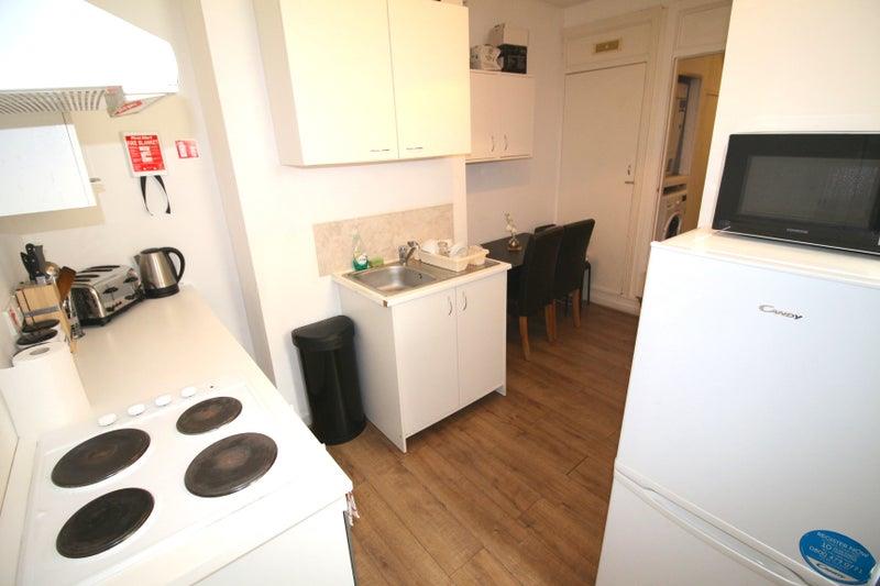 Room Lancelot Road in Greater London
