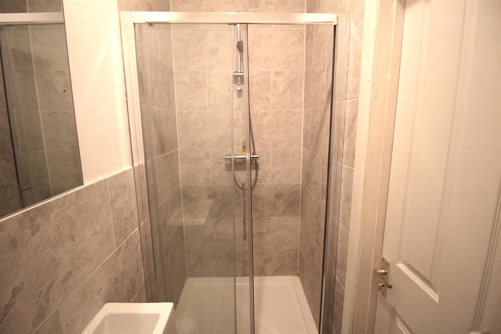 Room Lancelot Road in Greater London