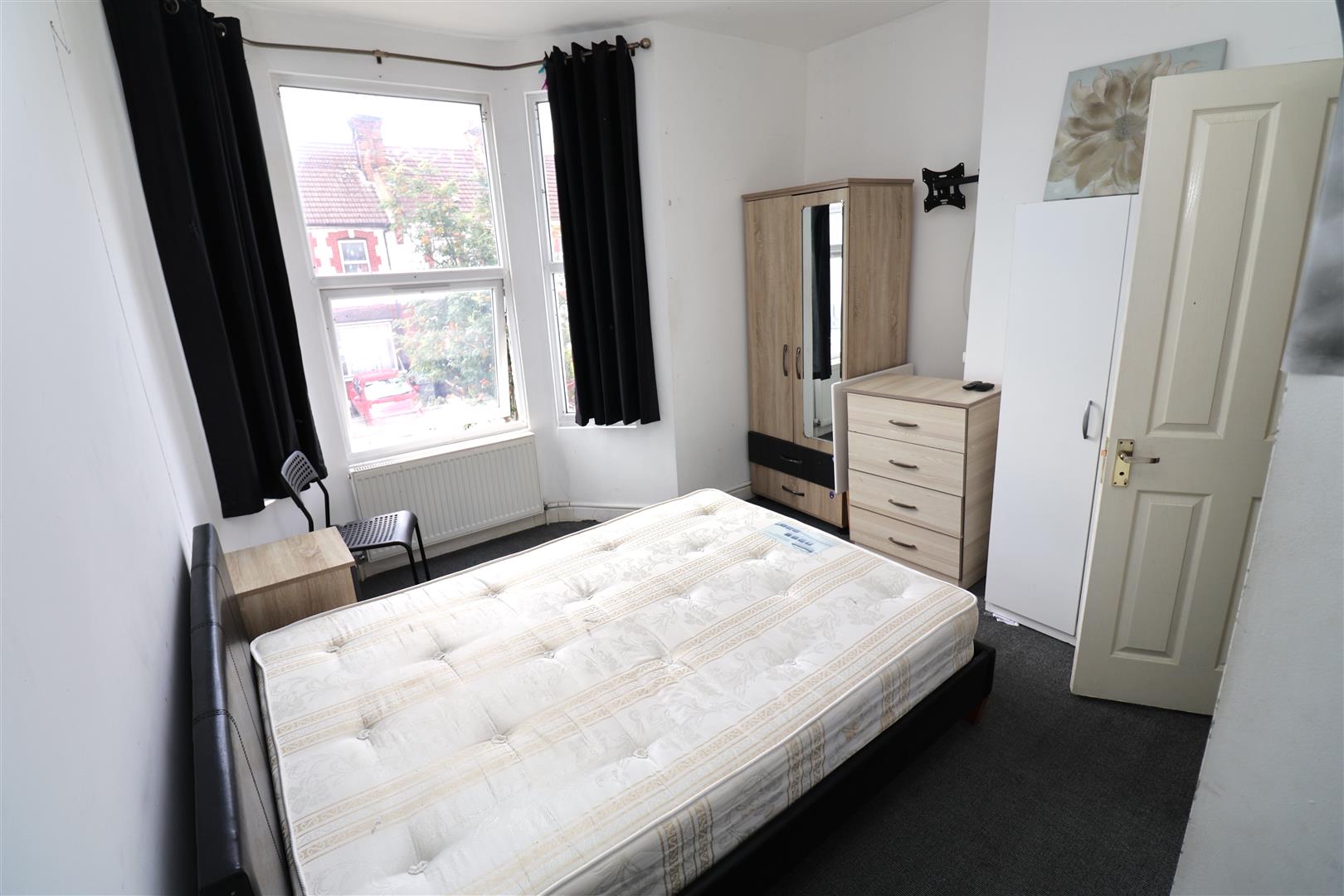 Room Lancelot Road in Greater London
