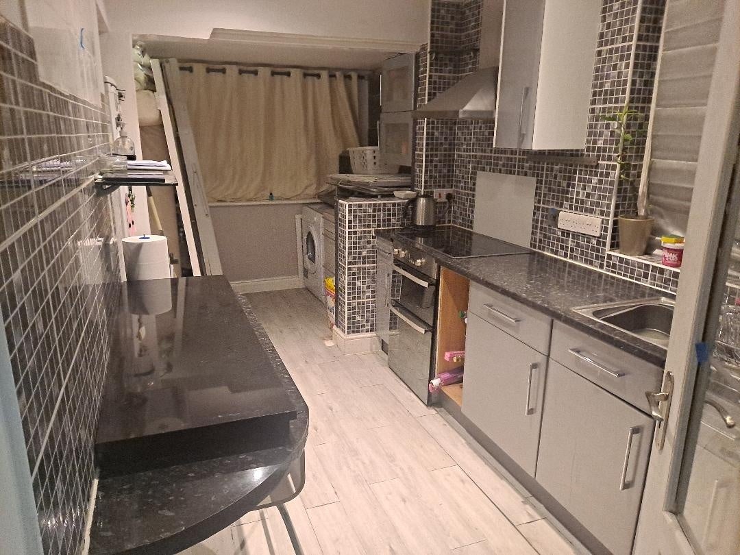 Room Highcroft Avenue in Greater London