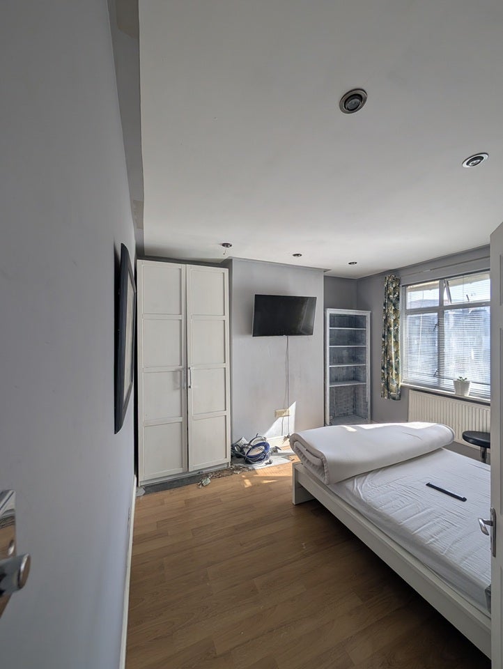 Room Highcroft Avenue in Greater London