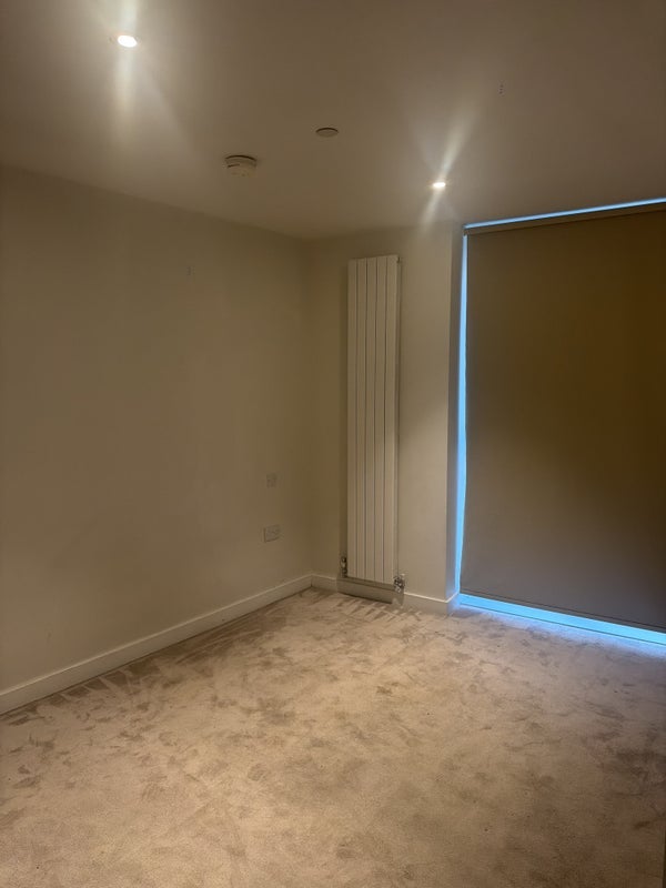 Room Schooner Road in Greater London