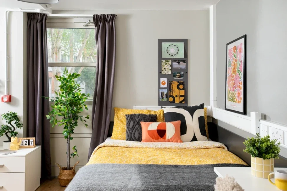 Room Lever Street in Greater London