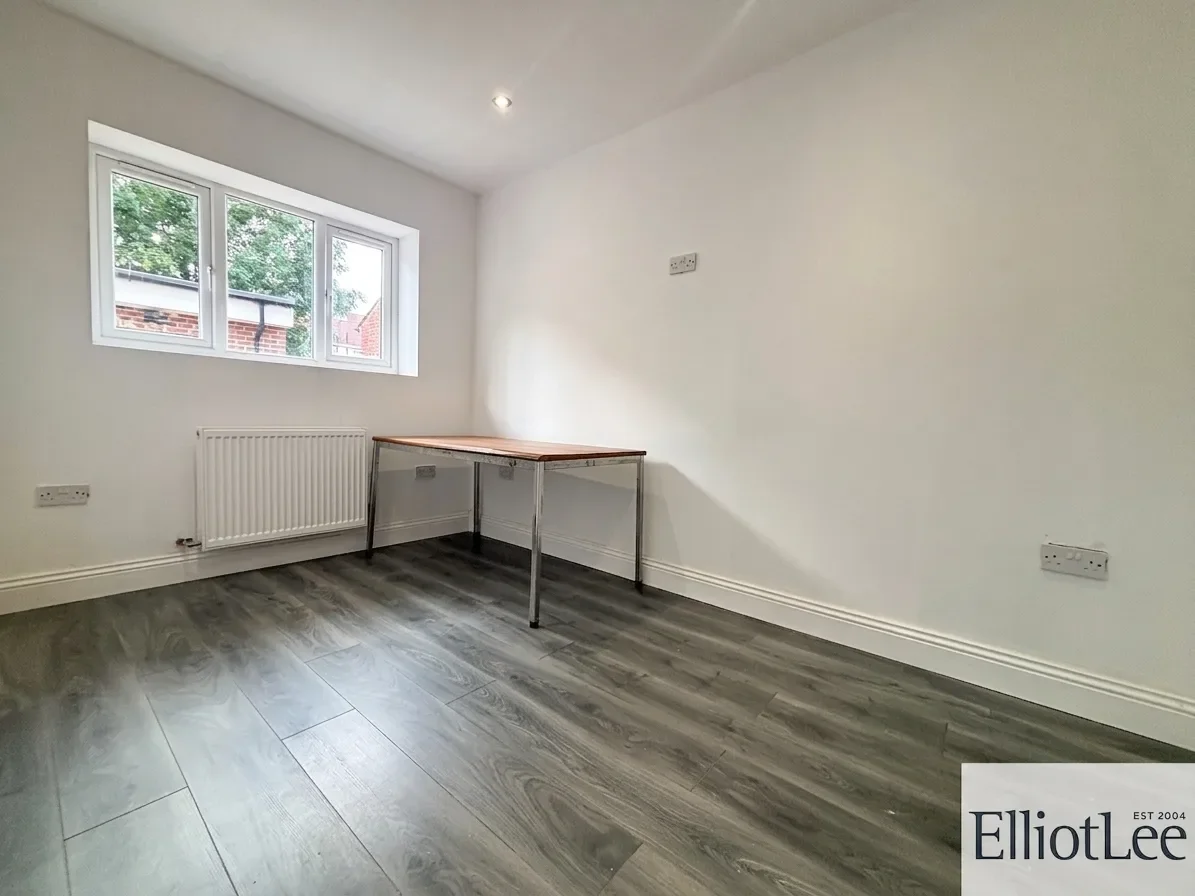 Flat Somerset Road in Greater London