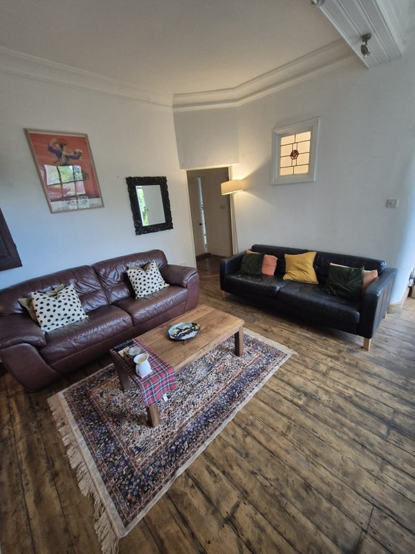 Room Collegiate Crescent in Sheffield