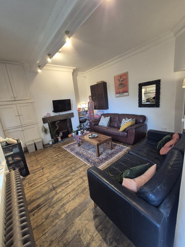 Room Collegiate Crescent in Sheffield