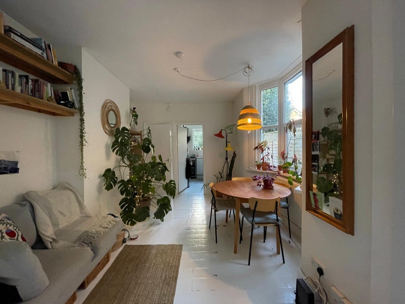 Flat Daubeney Road in Greater London