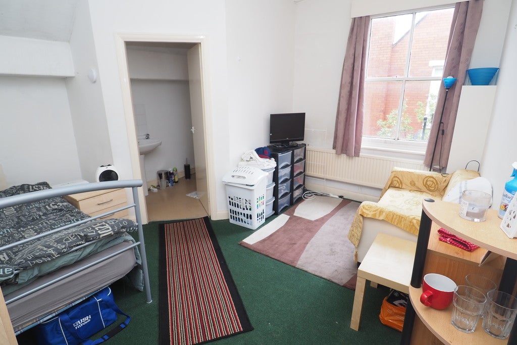 Room Pine Road in Manchester