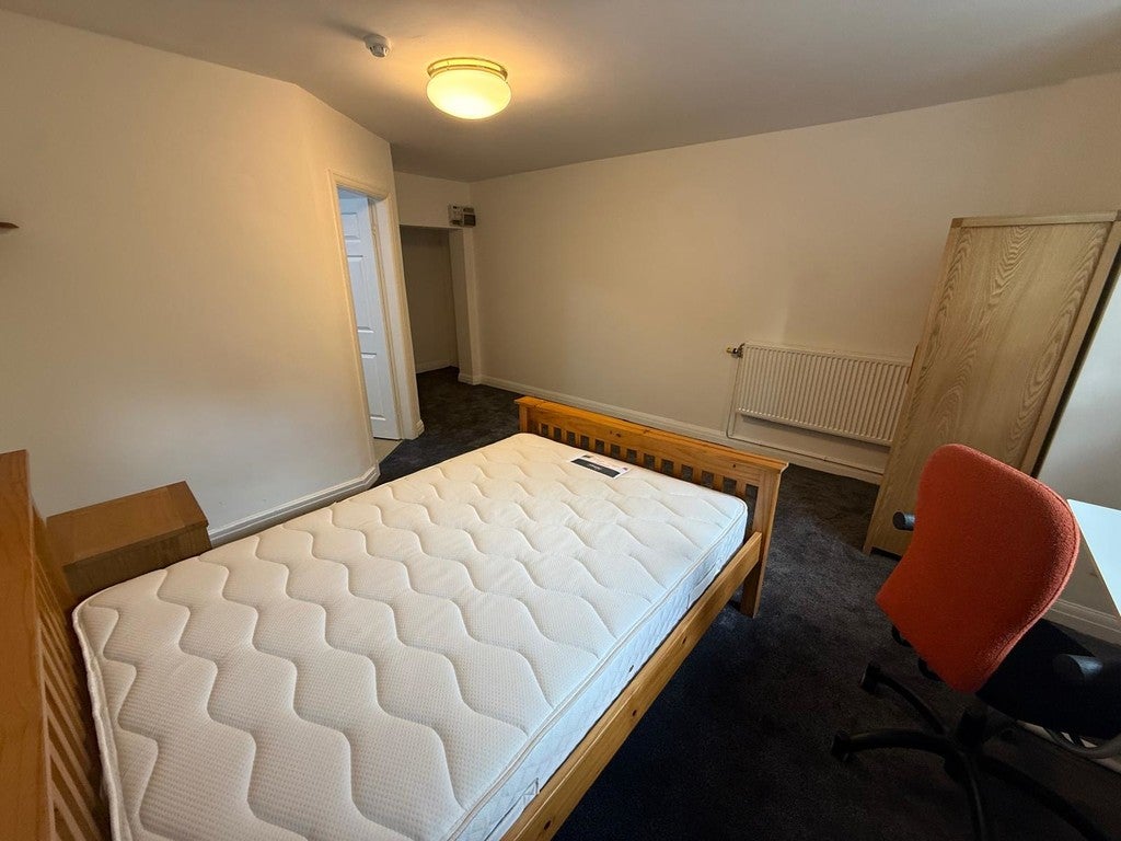 Room Pine Road in Manchester