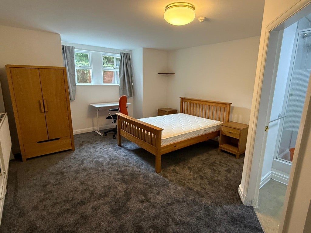 Room Pine Road in Manchester