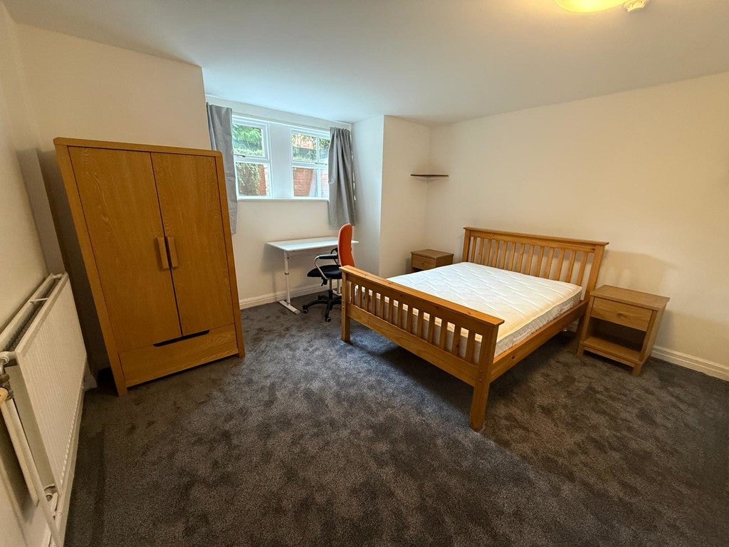 Room Pine Road in Manchester