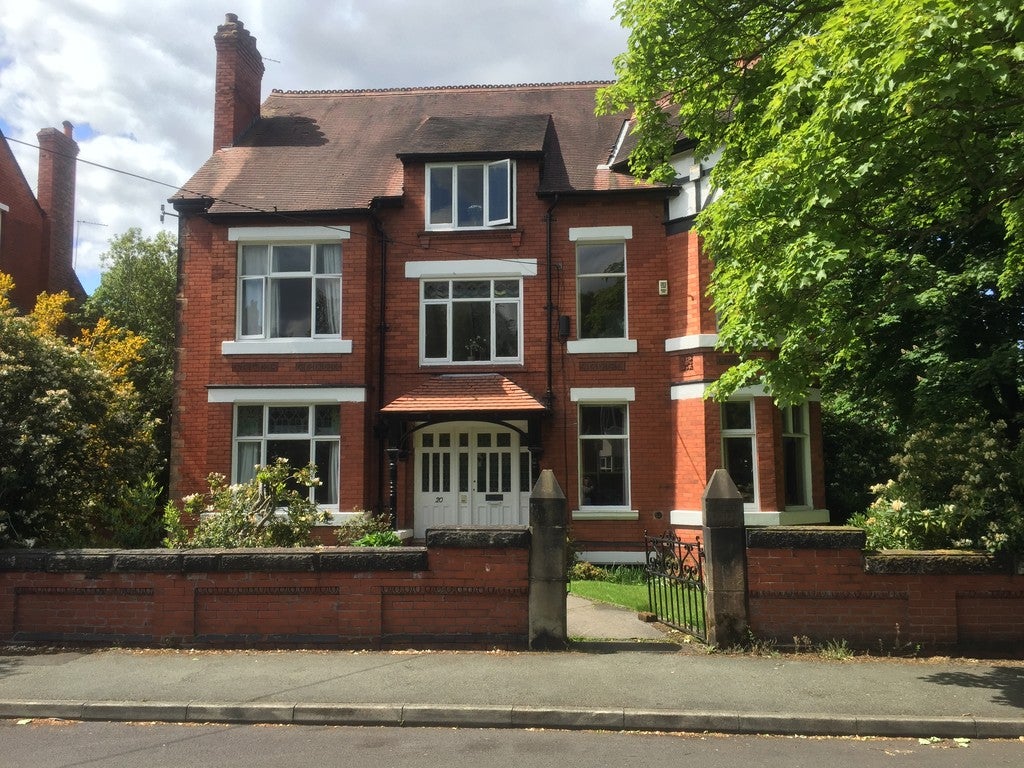 Room Pine Road in Manchester
