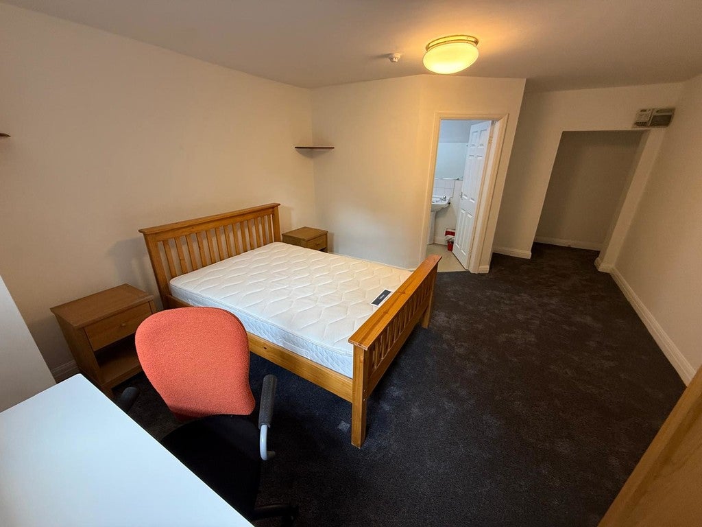 Room Pine Road in Manchester