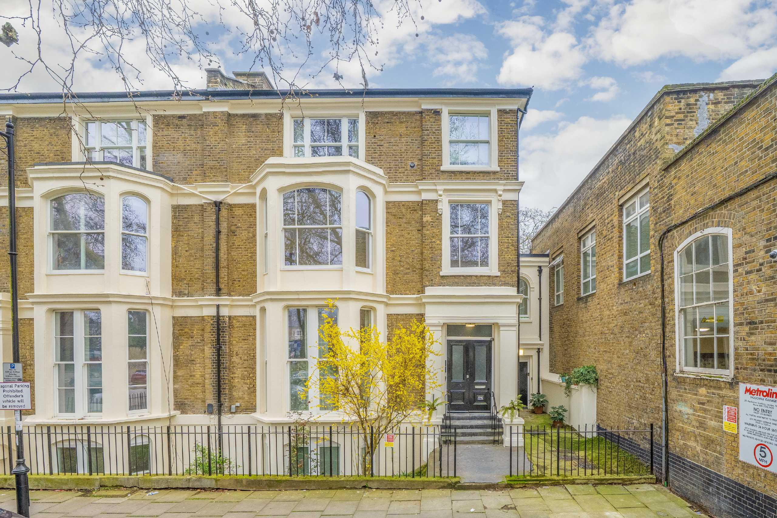 Flat Pemberton Gardens in Greater London