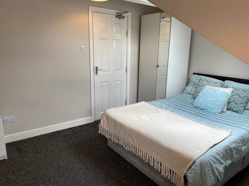 Room Back Breary Avenue in Leeds