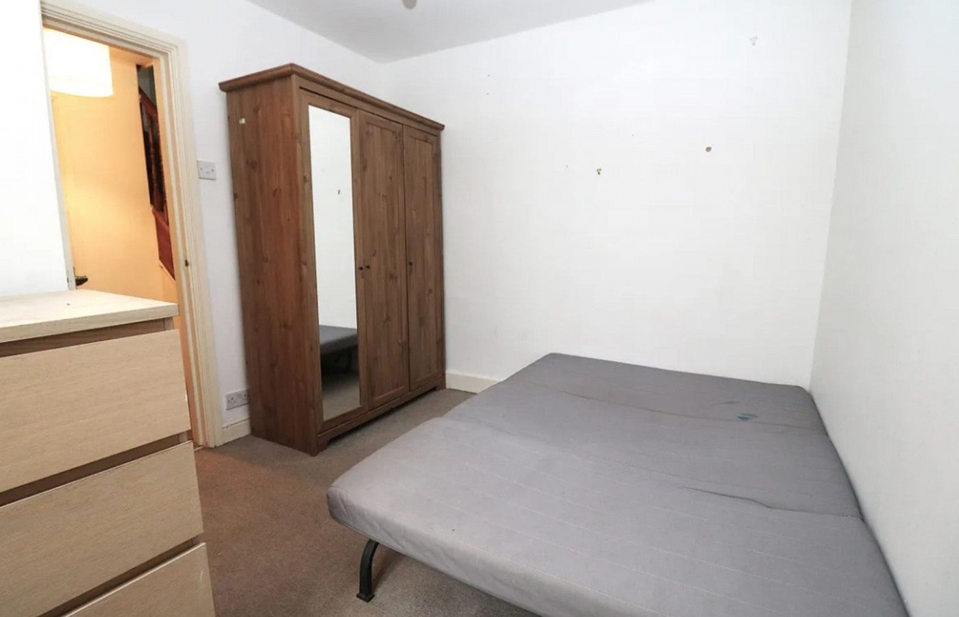 Flat Crouch Hill in Greater London
