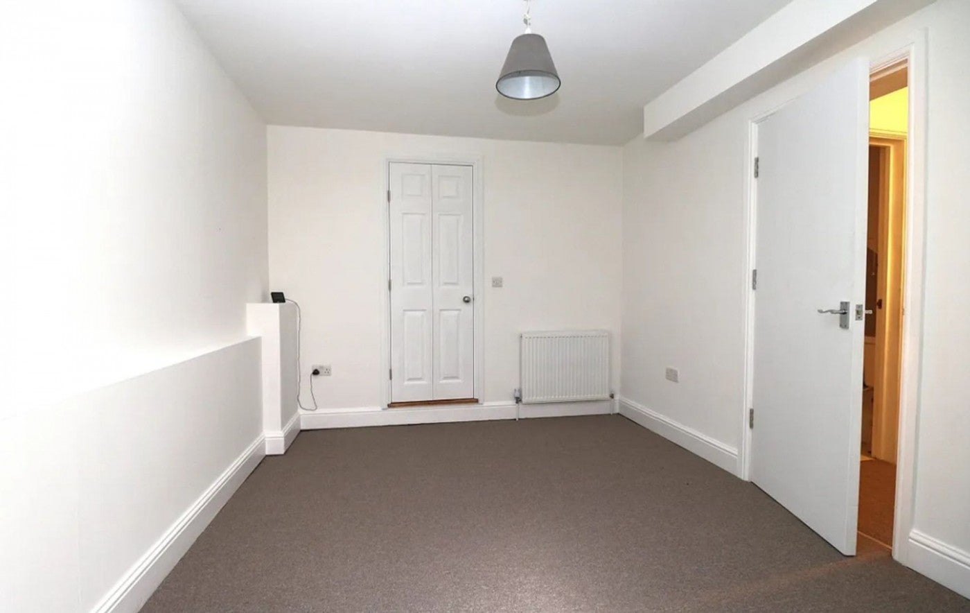 Flat Crouch Hill in Greater London