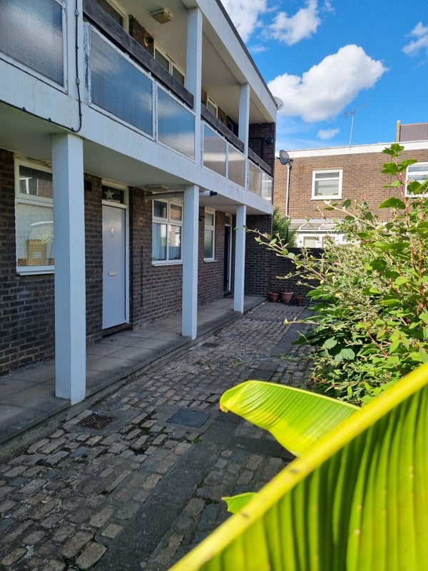 Flat Dartle Court in Greater London