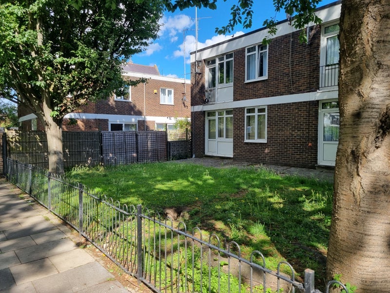 Flat Dartle Court in Greater London