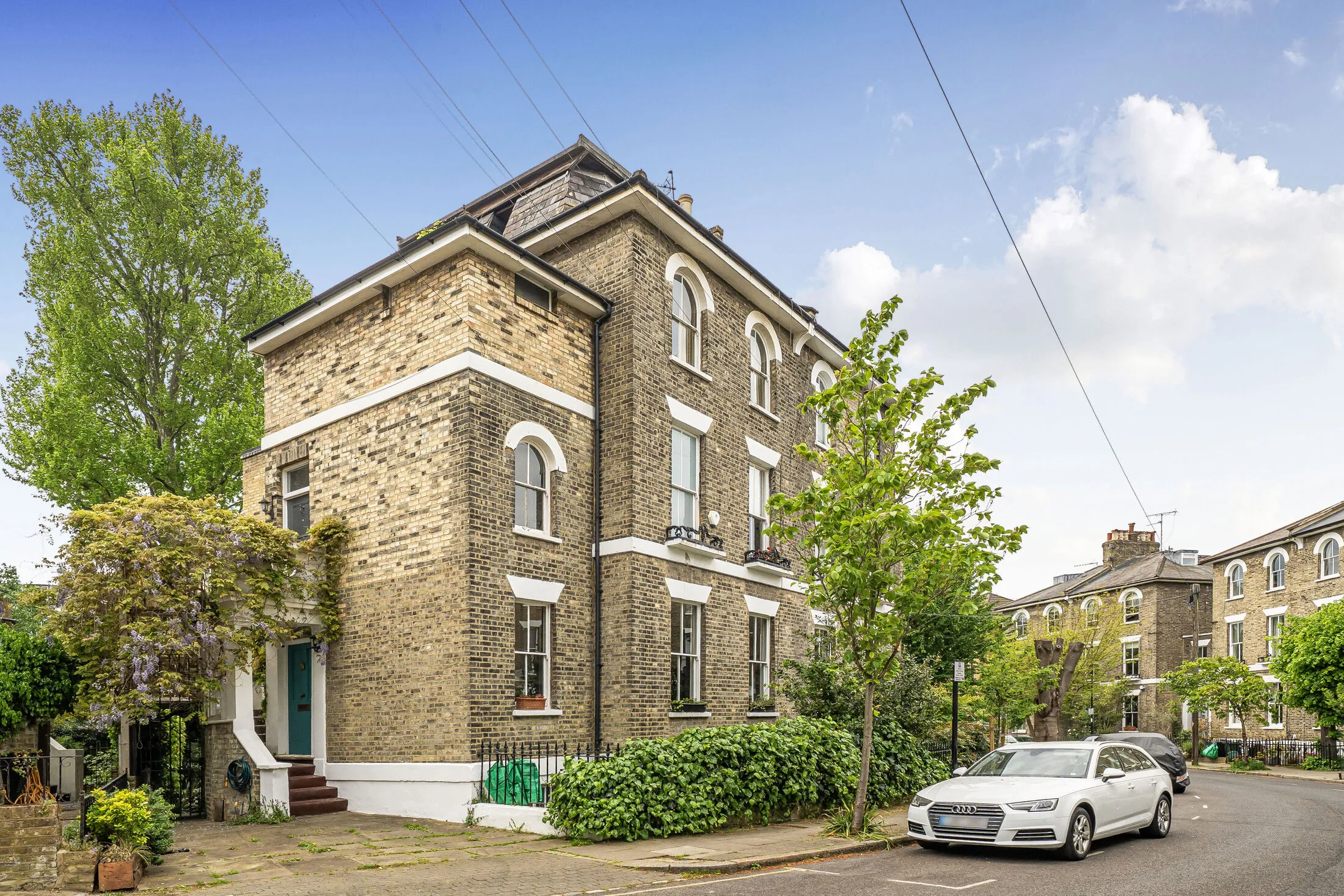 House Richmond Crescent in Greater London