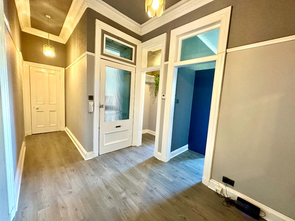 Flat Lyndhurst Gardens Lane in Glasgow