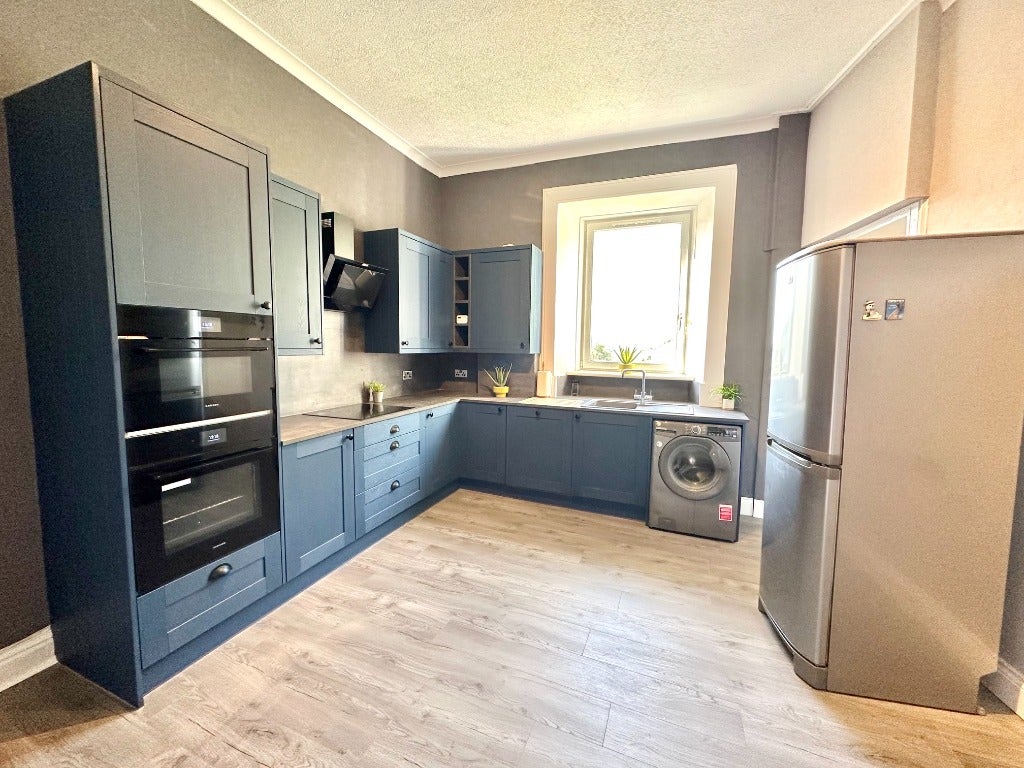 Flat Lyndhurst Gardens Lane in Glasgow