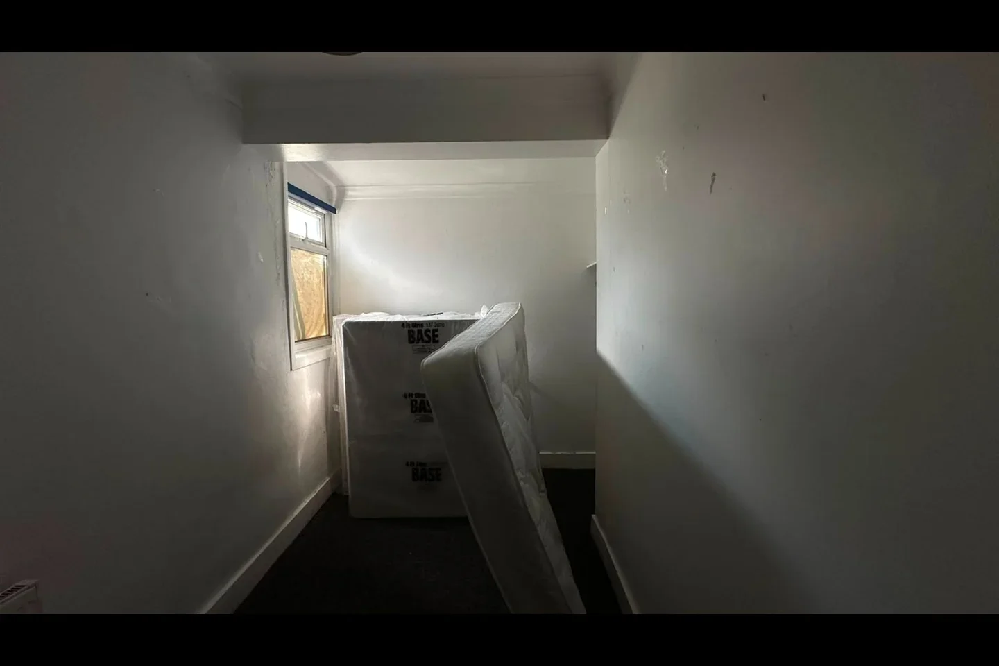 Flat Leader Avenue in Greater London