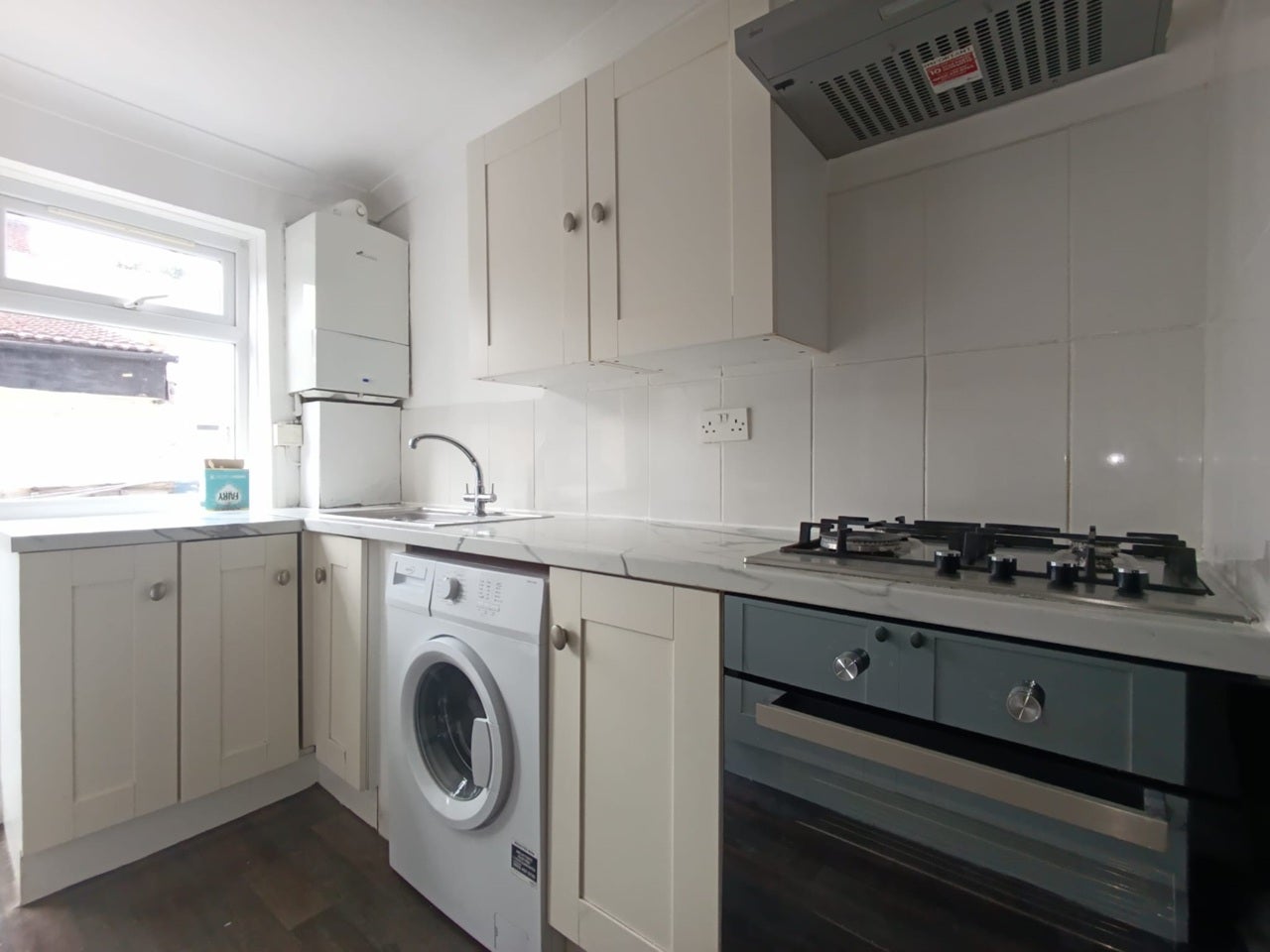 Flat Leader Avenue in Greater London