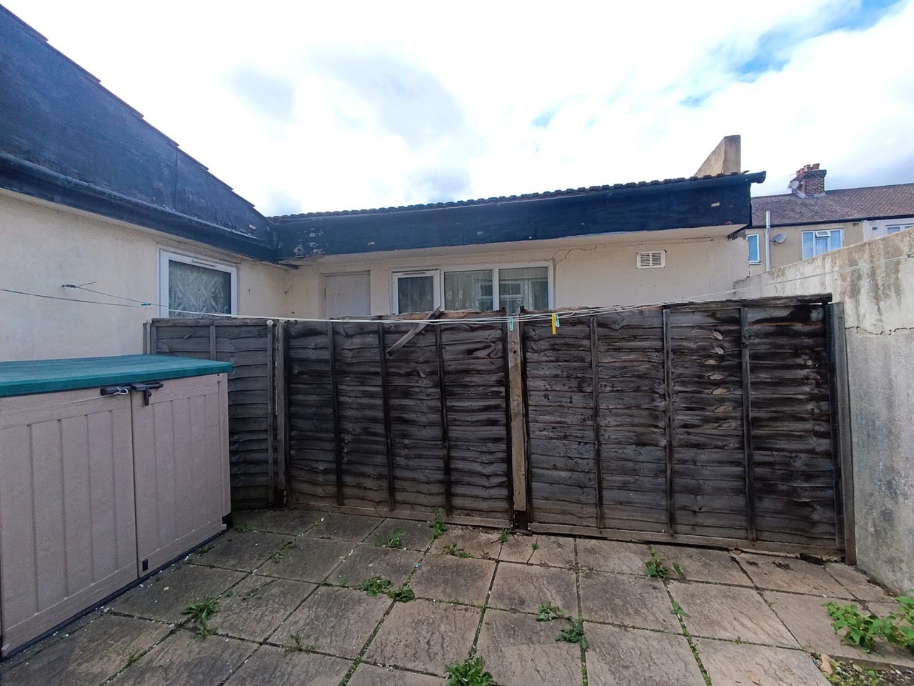 Flat Leader Avenue in Greater London