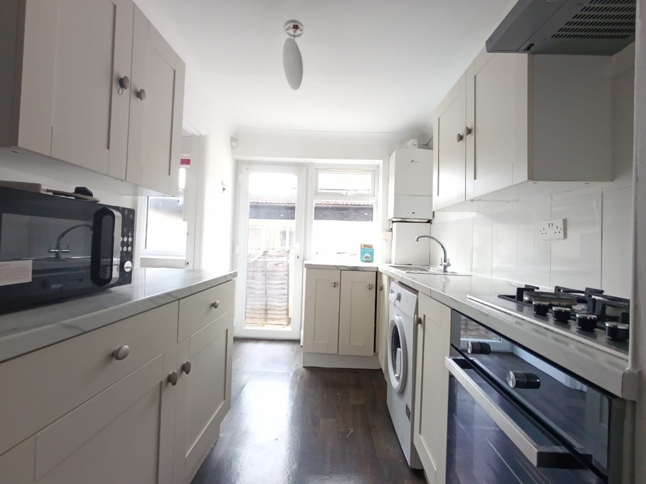 Flat Leader Avenue in Greater London