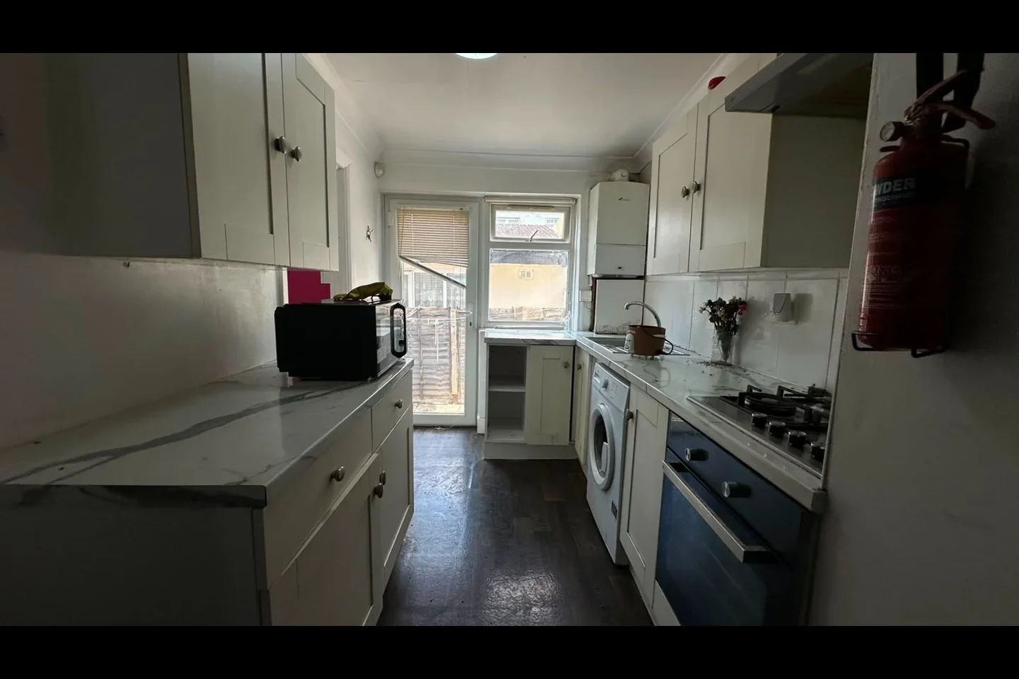 Flat Leader Avenue in Greater London