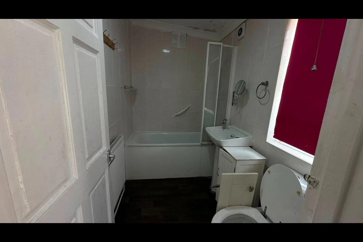 Flat Leader Avenue in Greater London