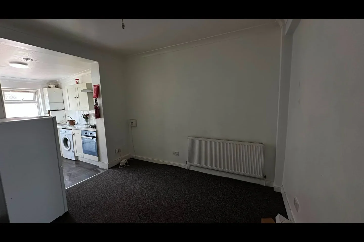 Flat Leader Avenue in Greater London