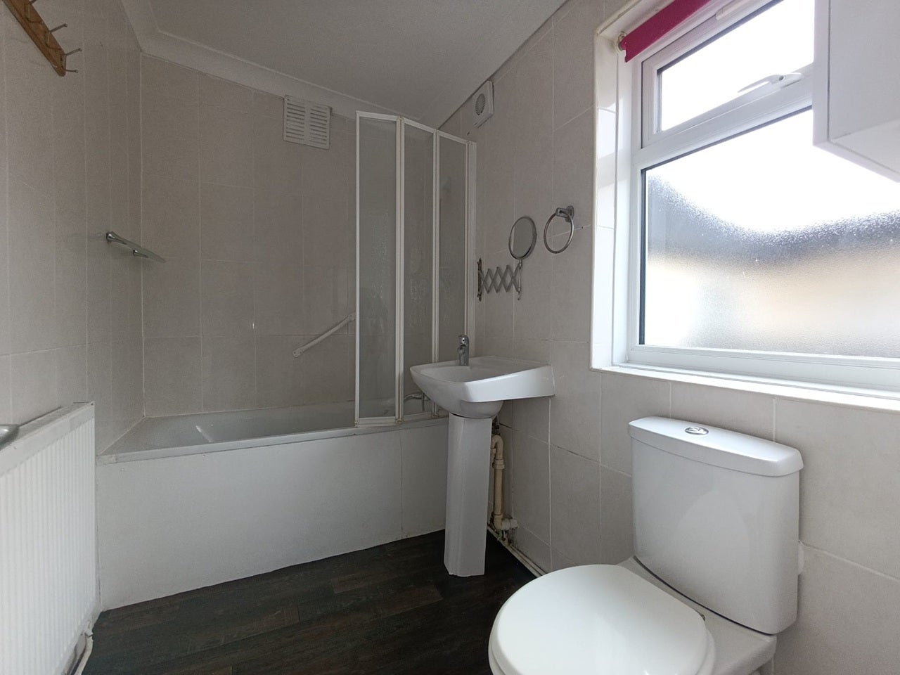 Flat Leader Avenue in Greater London