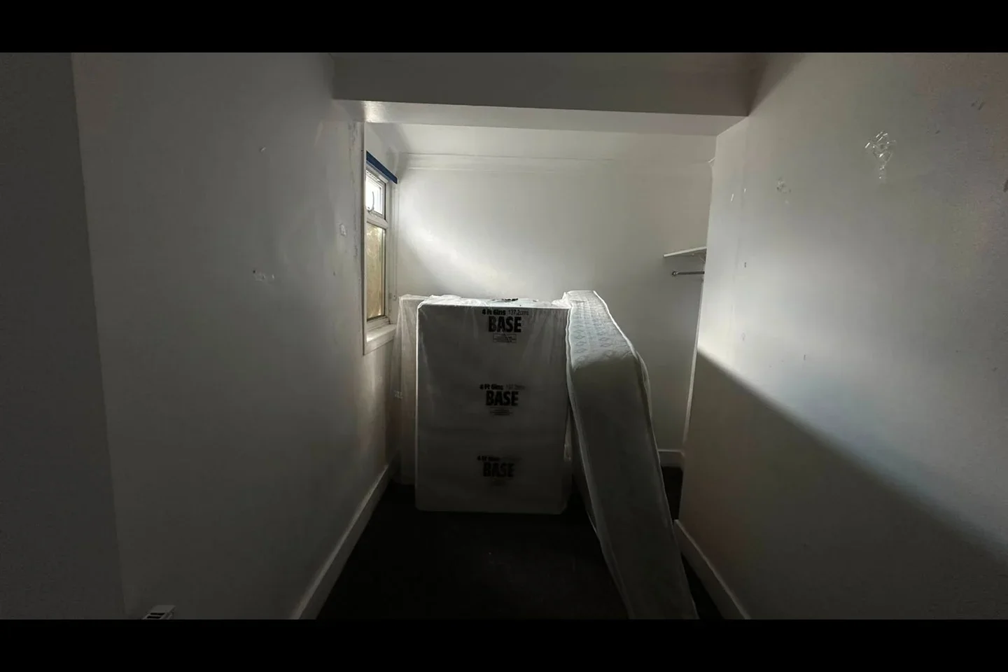 Flat Leader Avenue in Greater London
