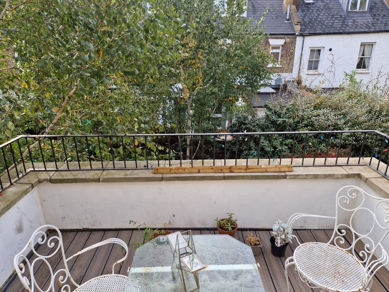 Room Ennismore Avenue in Greater London