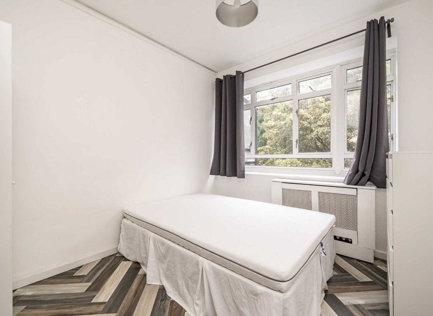 Flat Churchill Gardens Road in City of Westminster
