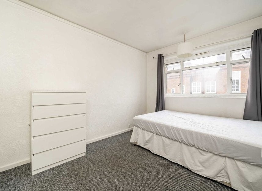 Flat Churchill Gardens Road in City of Westminster
