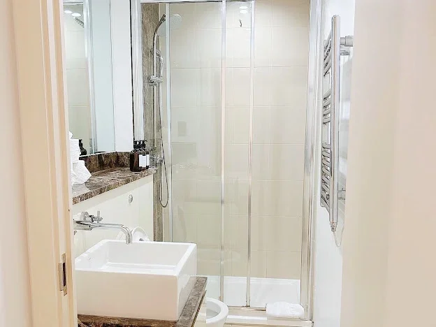 Flat Ropewalk in Greater London